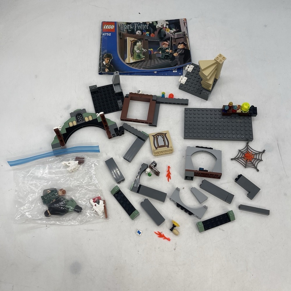Lego Harry Potter 4752 Professor Lupin's Classroom, Prisoner of Azkaban Complete